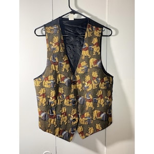 Op de afbeelding: Een set van drie keramische mokken met een gespikkelde, matte afwerking. De mokken zijn in crème, lichtgrijs en donkergrijs. Elke mok heeft een eenvoudig, minimalistisch ontwerp.