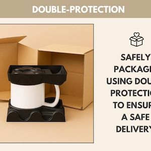 K&ouml;nnte beinhalten: Eine wei&szlig;e Tasse in einer schwarzen Schutzhalterung, in einem Karton. Das Bild zeigt, dass die Tasse mit doppeltem Schutz f&uuml;r eine sichere Lieferung verpackt ist. Der Text auf dem Bild lautet "DOUBLE-PROTECTION" und "SAFELY PACKAGED USING DOUBLE PROTECTION TO ENSURE A SAFE DELIVERY."