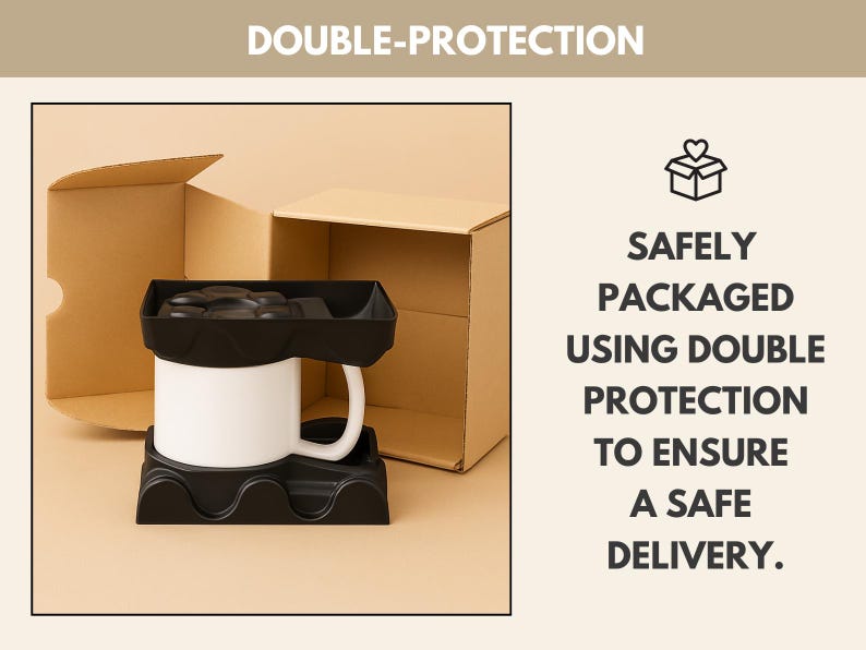 K&ouml;nnte beinhalten: Eine wei&szlig;e Tasse in einer schwarzen Schutzhalterung, in einem Karton. Das Bild zeigt, dass die Tasse mit doppeltem Schutz f&uuml;r eine sichere Lieferung verpackt ist. Der Text auf dem Bild lautet "DOUBLE-PROTECTION" und "SAFELY PACKAGED USING DOUBLE PROTECTION TO ENSURE A SAFE DELIVERY."
