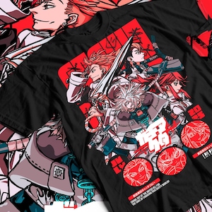 Könnte beinhalten: Schwarzes T-Shirt mit einer lebendigen Anime-Grafik, die Charaktere mit Waffen zeigt. Das Design enthält rote Akzente und japanischen Text. Das Shirt hat einen Rundhalsausschnitt und kurze Ärmel.