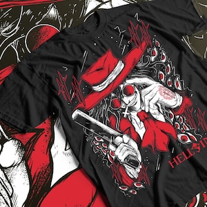 Puede incluir: Camiseta negra con un gráfico rojo y blanco de un personaje con sombrero rojo y gafas de sol, sosteniendo una pistola. El diseño incluye la palabra "HELLSING" en rojo. La obra de arte es de estilo cómic.