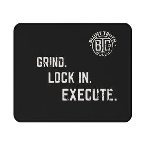 Könnte beinhalten: Schwarzes rechteckiges Mauspad mit weißem Text "GRIND. LOCK IN. EXECUTE." und einem kreisförmigen Logo mit "BLUNT TRUTH" und "BG".