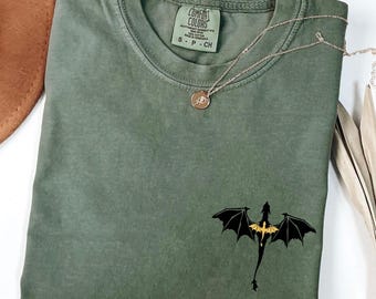 Comfort Colors® Drachen Silhouette Shirt, süßes kleines Fantasy T-Shirt, Minimal Fantasy Grafik T-Shirt, Fabelwesen Shirt, Fantasy Liebhaber Geschenk