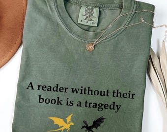 Comfort Colors® Ein Leser ohne ihr Buch Shirt, Buchliebhaber-Zitat-T-Shirt, Drachen-Leseshirt, lustiges Bücherwurm-T-Shirt, Fantasy-Lesergeschenk-Top