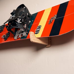 Bamboo Snowboard Wall Rack: Horizontal Storage & Display