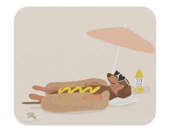 Puede incluir: Ilustración caprichosa de un perro salchicha, estilizado como un perrito caliente con mostaza, tomando el sol en la playa. El perro lleva gafas de sol con forma de corazón y descansa bajo una sombrilla color melocotón. Hay un bote de protector solar y unas sandalias.