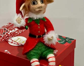 Needle Felted Christmas Elf Art Doll – Poseable Wool Figure with Velvet Hat
