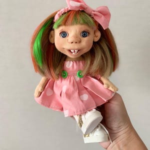Muñeca de tela emotiva para niños – Muñeca de tela hecha a mano con zapatillas – Pelo colorido – Muñeca de juego con dientes – Regalo para niñas – 22 cm