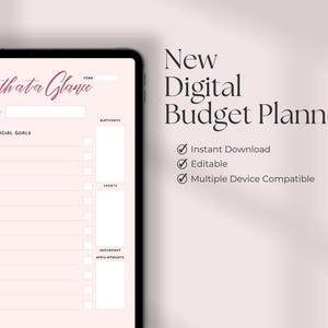 Könnte beinhalten: Ein digitaler Budgetplaner auf einem Tablet. Der Planer hat einen rosa Hintergrund mit Abschnitten für finanzielle Ziele, Geburtstage, Veranstaltungen und Termine. Der Text lautet "Monthata Glance" und "New Digital Budget Planner".