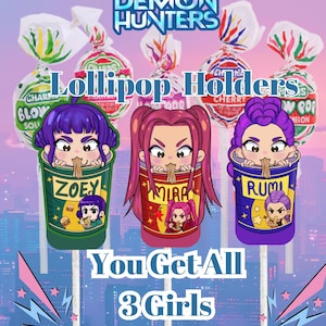 Könnte beinhalten: Werbung für K-Pop Demon Hunters Lutscherhalter. Das Bild zeigt drei Halter mit Charaktermotiven und Lollis. Die Halter sind grün, rot und lila, jeweils mit einem anderen Charakterdesign. Der Text lautet "You Get All 3 Girls & Tiger."