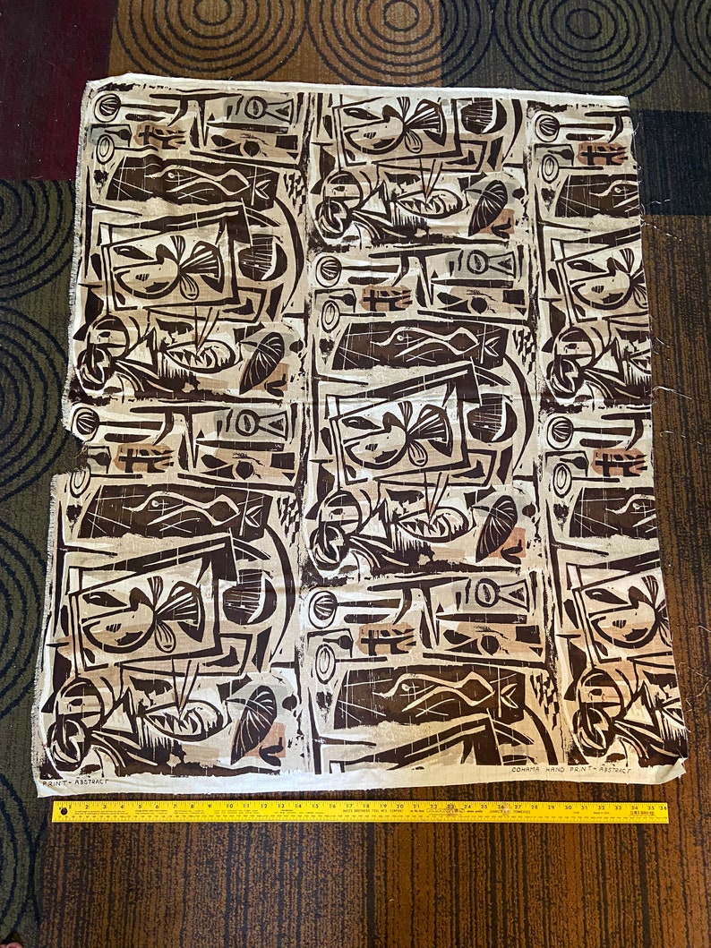 Pu&ograve; includere: Tessuto color crema con un motivo astratto ripetuto in tonalit&agrave; marroni e nere. Il design include forme geometriche e figure stilizzate. Il tessuto &egrave; largo circa 86 cm.