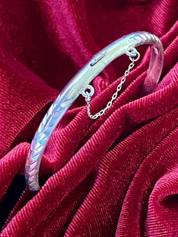A .925 Sterling Silver hinged bangle bracelet wit… - image 1