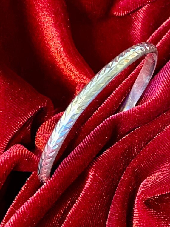 A .925 Sterling Silver hinged bangle bracelet wit… - image 5