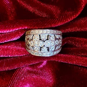 Vintage Ross-Simons Cubic Zirconia Ring set in Sterling Silver Floral pattern, Size 7 3/4.