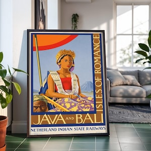 Op de afbeelding: Een vintage reisaffiche voor Java en Bali met een persoon in traditionele kleding, een gouden kroon, een rood bovenstuk en een paarse rok met patronen. De tekst luidt ISLES OF ROMANCE JAVA AND BALI NETHERLAND INDIAN STATE RAILWAYS.