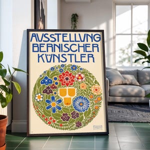 Może przedstawiać: Prostokątny wydruk artystyczny w czarnej ramie z niebieskim napisem "AUSSTELLUNG BERNISCHER KÜNSTLER". Poniżej tekstu znajduje się kolista ilustracja przedstawiająca zielone liście, czerwone, niebieskie i żółte kwiaty oraz trzy żółte tarcze.