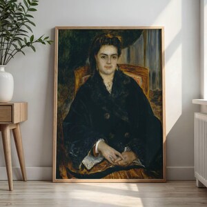 Może przedstawiać: Oprawiony portret kobiety siedzącej na krześle, ubranej w ciemny płaszcz z dużymi guzikami. Obraz charakteryzuje się ciepłą paletą barw z brązowymi, złotymi i czarnymi tonami. Kobieta ma ciemne włosy i nosi biżuterię.