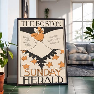 以下が含まれることがあります： 「The Boston Sunday Herald」と題されたヴィンテージスタイルの額入りポスター。オレンジ色の髪をした人物が、オレンジ色の星のような模様が入った服を着ている様子のイラストが描かれています。テキストには「Every Lady Will Read」と記されています。