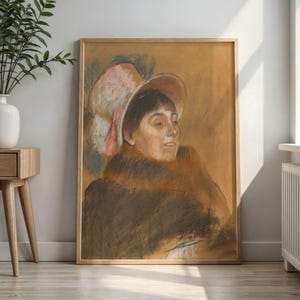 Puede incluir: Una lámina de arte enmarcada que muestra el retrato de una persona con un sombrero rosa de ala ancha y un abrigo oscuro con cuello de piel. La obra utiliza una paleta de colores cálidos y suaves con trazos texturizados sobre un fondo beige.