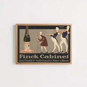 Könnte beinhalten: Ein gerahmtes Vintage-Werbeplakat für Finck Cabinet Wein. Die Grafik zeigt eine grüne Weinflasche auf der linken Seite und drei Figuren in Kleidung des 18. Jahrhunderts, die Tabletts mit Gläsern tragen. Der Text lautet Finck Cabinet Josef Finck & Co.