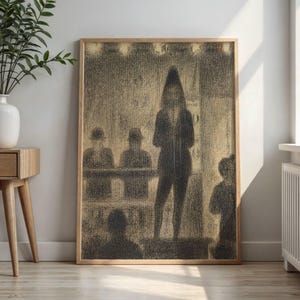 以下が含まれることがあります： 木炭画風の額入りアートプリント。とんがり帽子をかぶって中央に立つ人物の暗く質感のあるシルエットが描かれ、薄暗く粒状感のある室内で座っている他の人物たちに囲まれている様子がベージュと黒の落ち着いた色調で表現されています。