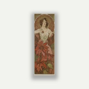 Könnte beinhalten: Ein vertikaler Kunstdruck zeigt eine Frau mit dunklem Haar in einem weißen Kleid, die einen kleinen roten Gegenstand am Hals hält. Große rote Weihnachtssterne nehmen den Vordergrund ein, hinterlegt mit einem kreisförmigen Bogen.