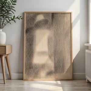 以下が含まれることがあります： ベージュの背景に木炭画風の抽象画が描かれた、長方形の額入りウォールアート。作品は垂直な構図で、暗く質感のあるスケッチのようなストロークが、柔らかくぼやけた霞のようなシルエットを作り出しています。