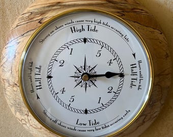 Reloj de mareas de madera de haya veteada / Reloj de pared náutico artesanal / Decoración única para el hogar torneada en madera / Regalo para marineros y pescadores