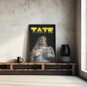 Tate Mcrae Black and Gold Poster, ein moderner Digitaldruck.