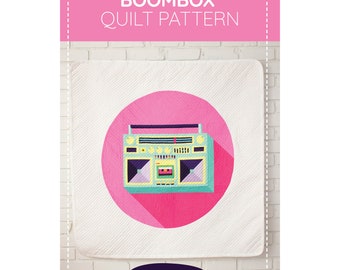 Wzór na patchwork Retro Boombox w formacie PDF. Bonus. Pokrowiec na maszynę do szycia. Samouczek na taśmę kasetową z zamkiem błyskawicznym.