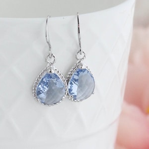 These are lovely modern pear shaped drop earrings. Sparkling faceted glass stones set in silver rhodium brass rope settings. Ear wires are nickel free french hooks. Available in Chrysolite green Glass or Light Sapphire blue Glass