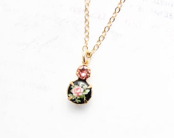 Colgante de camafeo de rosa rosa sobre fondo negro, camafeo de porcelana de estilo vintage, collar para combinar con otras prendas, cadena dorada.