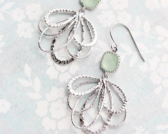 Pendientes de cristal color menta, modernos pendientes colgantes de plata rodiada con filigrana floral, bonitos pendientes de plumas verde claro pálido para damas de honor.