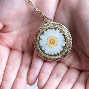 Floral Locket Necklace, Real Dried Flower, Pressed Daisy, Large Round Pendant, Pressed Flower, Resin Jewelry, Gift for Women, Dried Plant