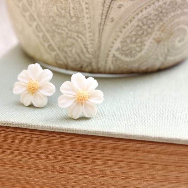 White Daisy Earrings Small Flower Post Earrings Boho Petite Daisy Yellow Spring Flower Girl Garden, Hippie Chic Floral Accessories Nature