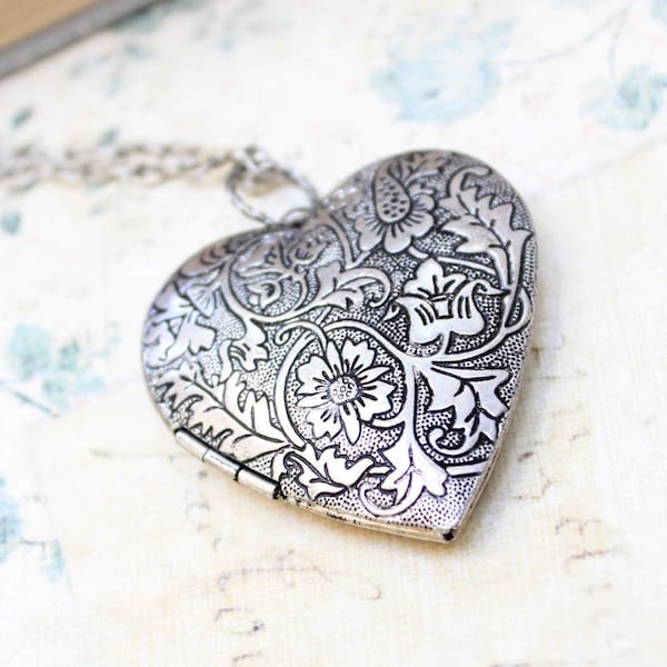 Large Heart Locket Necklace Silver Floral Locket Pendant Vintage Style Gift for Women Picture Locket Romantic Mothers Day Valentines Jewelry