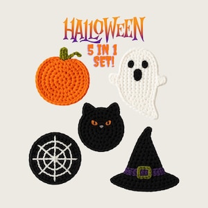Op de afbeelding: Een set van vijf gehaakte Halloween-decoraties. Inclusief een oranje pompoen, een witte geest, een zwarte kat met oranje ogen, een zwart spinnenweb en een zwarte heksenhoed met een paarse band. De tekst "HALLOWEEN 5 IN 1 SET!" wordt weergegeven.
