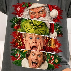 Puede incluir: Una camiseta gris carbón de manga corta con un estampado gráfico apilado de cuatro personajes icónicos de películas navideñas: Santa Claus, el Grinch, Kevin McCallister y Buddy el duende, sobre un fondo festivo de color rojo y verde.