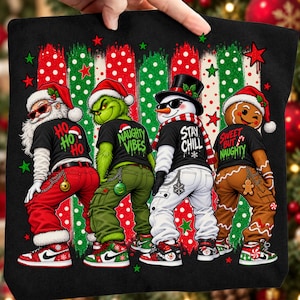 Puede incluir: Una camiseta negra con un gráfico de Santa Claus, una criatura verde, un muñeco de nieve y un hombre de jengibre con zapatillas y ropa urbana. El texto dice HO HO HO, NAUGHTY VIBES, STAY CHILL y SWEET BUT NAUGHTY sobre un fondo de lunares.
