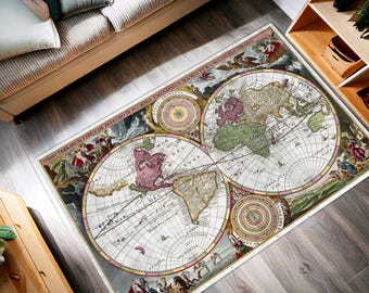 Puede incluir: Una alfombra rectangular con un diseño de mapa del mundo vintage detallado. El mapa utiliza tonos beige, rosa, verde y azul, con texto e ilustraciones intrincadas. La alfombra está sobre un piso de madera, con un sofá y una estantería en el fondo.