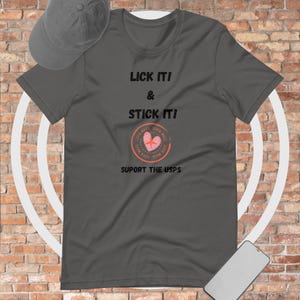 ¡Chúpalo! ¡Pégalo! Camiseta de apoyo al USPS – Camiseta divertida para amantes de los sellos – Camiseta retro de correo – Camiseta de apoyo al correo postal – Regalo para la oficina de correos