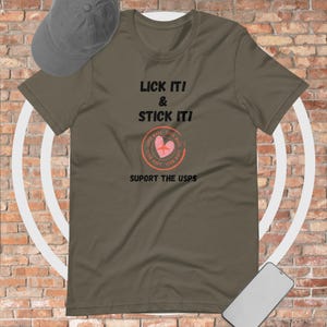 ¡Chúpalo! ¡Pégalo! Camiseta de apoyo al USPS – Camiseta divertida para amantes de los sellos – Camiseta retro de correo – Camiseta de apoyo al correo postal – Regalo para la oficina de correos