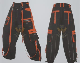 Könnte beinhalten: Schwarze Cargohose mit orangefarbenen Akzenten, ausgestattet mit mehreren Taschen, Riemen und Metallbeschlägen. Die Hose hat einen Kordelzug in der Taille und wird von vorne und hinten gezeigt. Das Design umfasst orangefarbene Riemen und Taschen, die einen kräftigen Kontrast erzeugen.