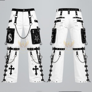 Può includere: Pantaloni cargo bianchi con cinghie nere, catene in metallo e fibbie. La parte anteriore presenta una grafica di un teschio e un pentagramma sulle tasche, con applicazioni a croce sulle gambe. Il design include dettagli in tessuto usurato.