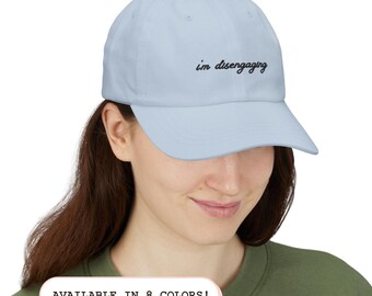 Meredith (RHOSLC) | "Ich löse mich aus" | Bestickter klassischer Baumwoll-Strapback-Hut, inspiriert von den echten Hausfrauen von Salt Lake City of Bravo