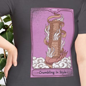 Crumbling In Style Unisex T-Shirt - Turm Tarot Karte, Hexen Geschenk, spirituelles Shirt, Geschenk für Sie, Geschenk für Ihn