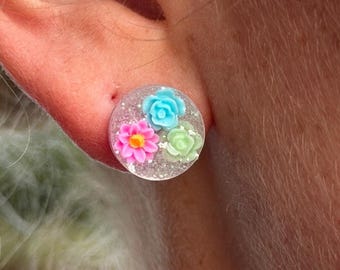 Pendientes de resina con diseño floral / Pendientes de flores hechos a mano de 10 mm / Joyería estilo cottagecore en tonos pastel / Pendientes ligeros de acero inoxidable