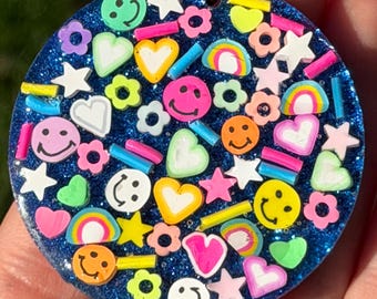 Llavero de resina con diseño de "Happy Vibes" / Colgante de resina con purpurina para bolso / Llavero con carita sonriente colorida / Lindo accesorio hecho a mano