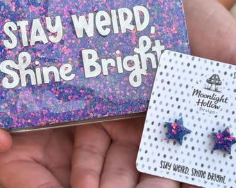 Set de regalo Stay Weird Shine Bright / Pendientes de estrella con purpurina + Lata con afirmación / Regalo de joyería hecha a mano / Regalo único de amor propio para ella