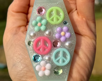Groovy Pastel Vibes-sleutelhanger - Retro vredesteken en bloemenbedel | Schattige kawaii-sleutelhanger | Zacht esthetisch cadeau voor meisjes | Handgemaakte harssleutelhanger